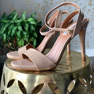 Steve Madden “Reno” nude patent heels size 9